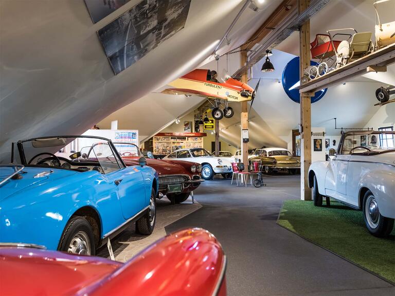 Blick auf einige Oldtimer im Dachgeschoss des Auto- und Traktormuseums in Uhldingen-Mühlhofen