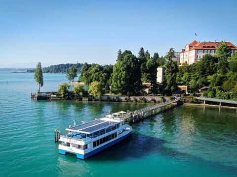 Das E-Schiff "MS Insel Mainau" am Steg vor der Insel Mainau.