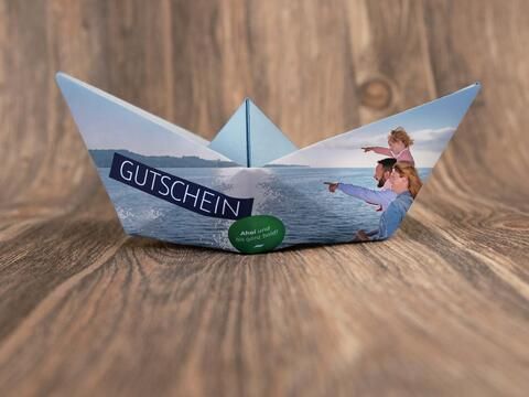 Ein Gutschein der BSB 2023, gefaltet als kleines Papierboot.