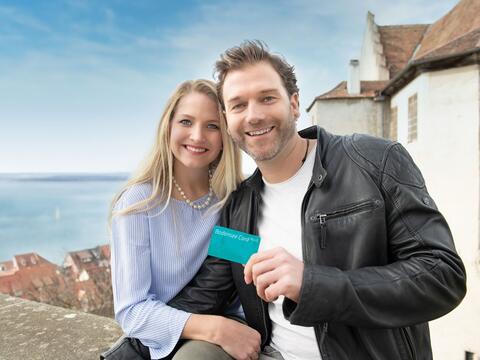 Mann und Frau auf der Burg Meersburg mit Bodenseecard plus