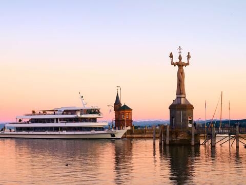 Konstanzer Hafen bei Sonnenuntergang