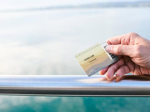 Saison-Card an der Reling