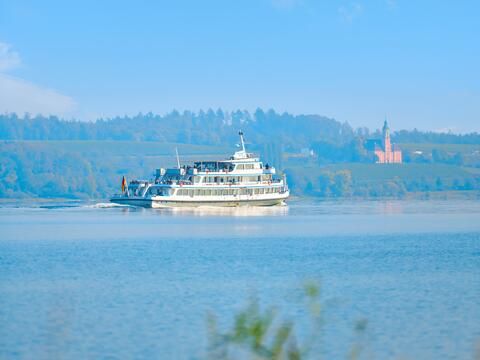 Ein Schiff der Weißen Flotte passiert die Basilika Birnau