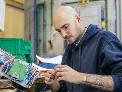 Handwerker in der Elektrowerkstatt