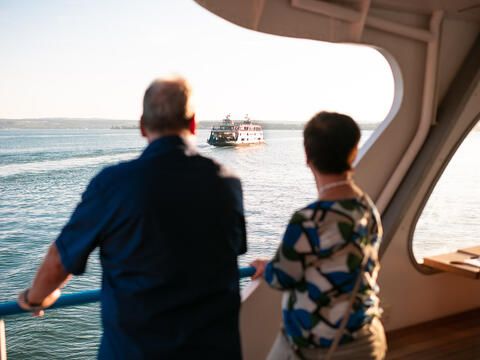 Lindau Paar blickt vom Schiff in die Ferne