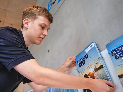 Mann im Hafenservice füllt Prospekte ein