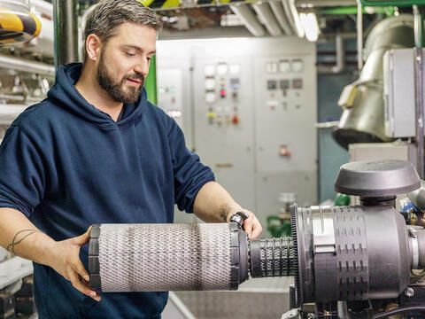 Handwerker im Schiffs-Maschinenraum