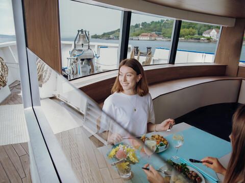 Gedeckter Tisch an Bord am Bodensee bei einer Genussfahrt mit dem Schiff