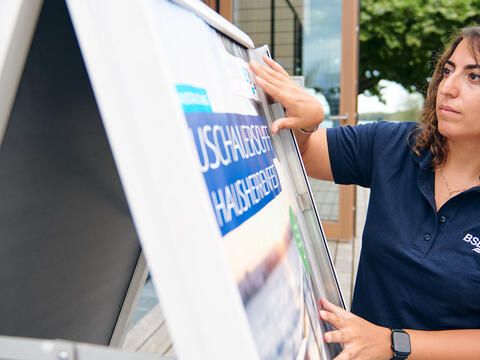 Auszubildende beim Plakatservice