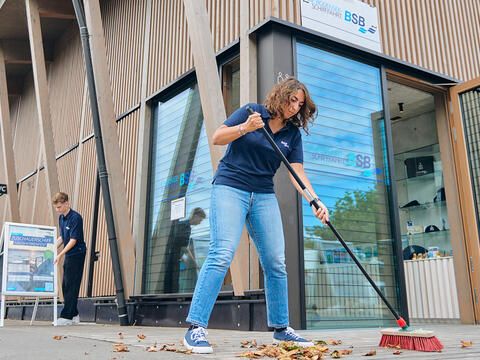 Auszubildende Kauffrau für Touristik bei der Arbeit