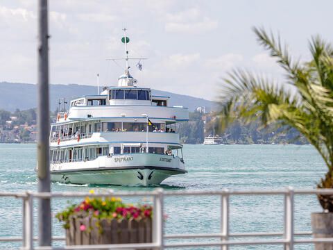 Schiff fährt auf den Konstanzer Hafen zu
