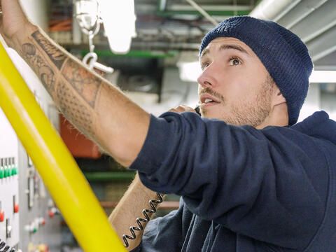 Schiffselektroniker im Maschinenraum