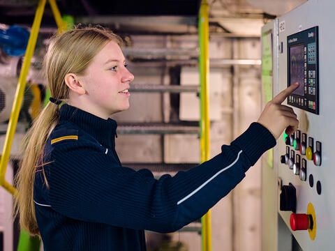 Auszubildende Elektronikerin Schalttafel