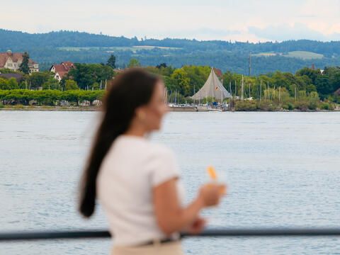 Frau an Bord vor dem Hafen in Radolfzell