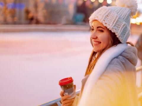 Frau in winterlicher Kleidung an Bord