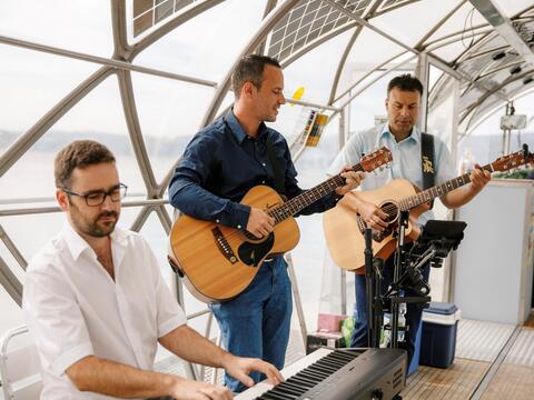 Die drei Bandmitglieder von "Acoustic Moments"