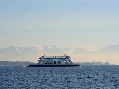 MF Euregia auf dem See mit Bergpanorama