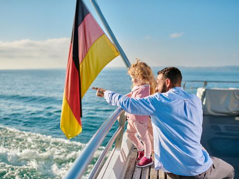 Familie sitzend am Heck von MS Überlingen mit dem Blick auf den Bodensee.