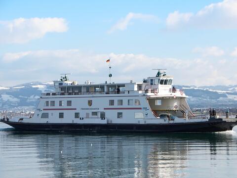 Blick auf die "MF Friedrichshafen" auf der Fahrt über den Bodensee.