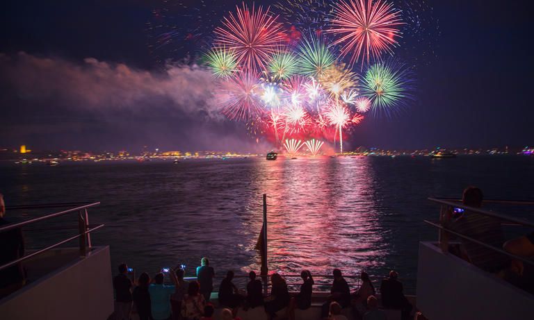 Feuerwerk über dem Wasser beim Seehasenfest vom Zuschauerschiff bestaunen.