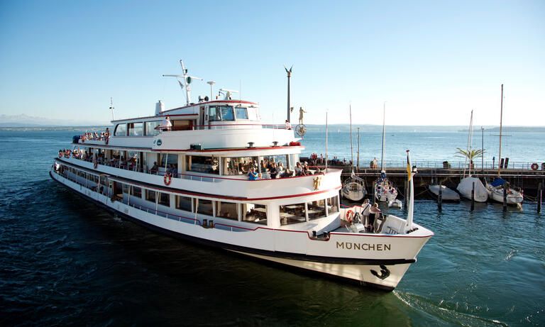 Schiff "MS München" der Bodenseeschifffahrt im Hafen liegend.