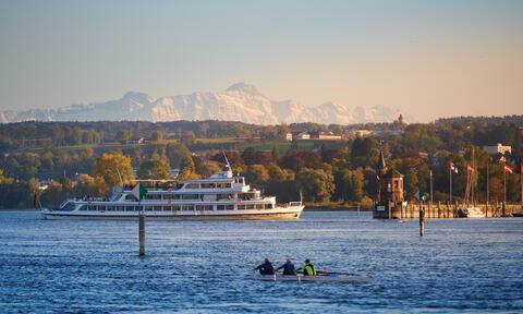 MS Stuttgart vor Alpenpanorama