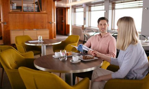 Paar am Tisch der Bordgastronomie