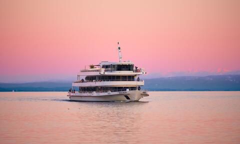 MS Überlingen bei Sonnenuntergang