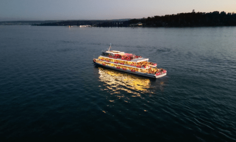 MS Überlingen als SWR3 Schiff bei Sonnenuntergang am Seenachtfest