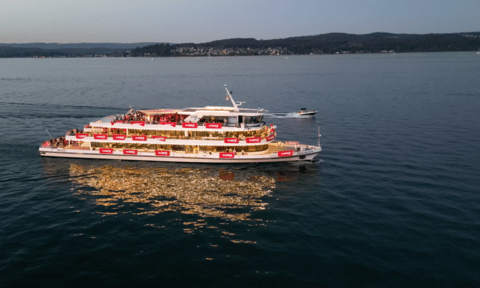 MS Überlingen als SWR3 Schiff bei Sonnenuntergang am Seenachtfest