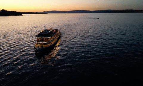 MS Überlingen als SWR3 Schiff bei Sonnenuntergang am Seenachtfest