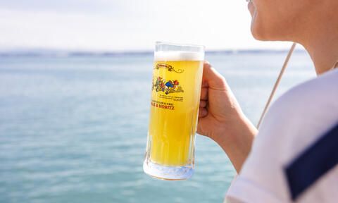 Bier an der Reling, anstoßen, Schiff