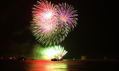 feuerwerk_see_rot_fotolia_3.jpg