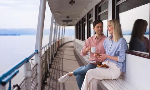 Paar mit Brezel an Bord