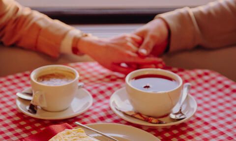 Paar im Herbst im Innenraum des Schiffes mit Kaffee und Kuchen