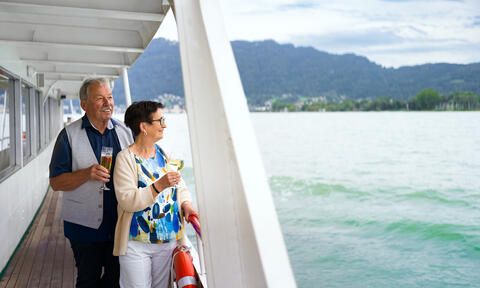 Ein Paar an Bord mit Getränken