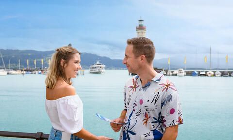 Paar in Lindau am Hafen mit Schiff im Hintergrund