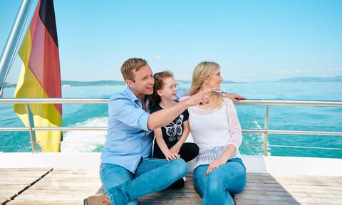 Familie an Bord eines  Schiffes der Bodenseeschifffahrt mit Blick auf den Bodensee. 