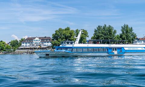 "MS Stadt Radolfzell" vor dem Löchnerhaus am Untersee.