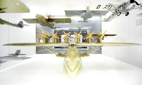 Blick auf verschiedene Flugzeug-Modelle im Innenraum des Dornier Museums