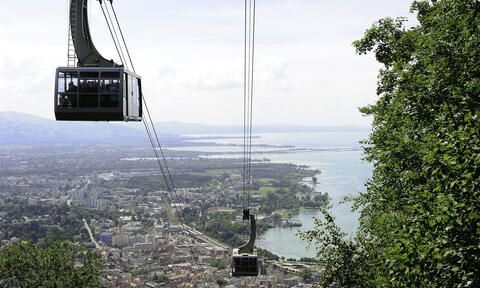 Ausblick über den Bodensee, im Vordergrund die Gondeln der Pfänderbahn