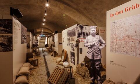 Ausstellungsstücke und Informationstafeln sind in einem alten Weinkeller aufgestellt