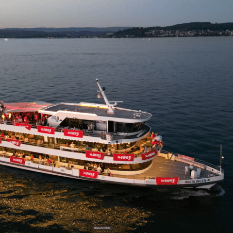MS Überlingen als SWR3 Schiff bei Sonnenuntergang am Seenachtfest