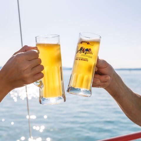 Bier an der Reling, anstoßen, Schiff